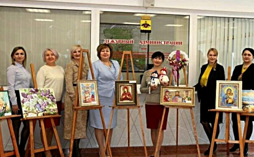 Они еще и вышивать успевают – сотрудницы администрации Новороссийска приняли участие в конкурсе рукоделья