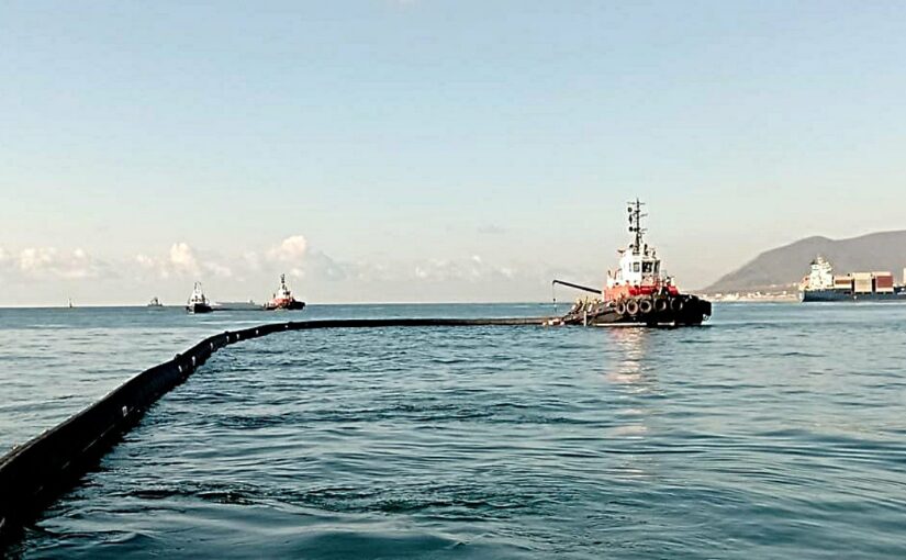 В Новороссийске из акватории бухты «собрали» условную нефтяную смесь