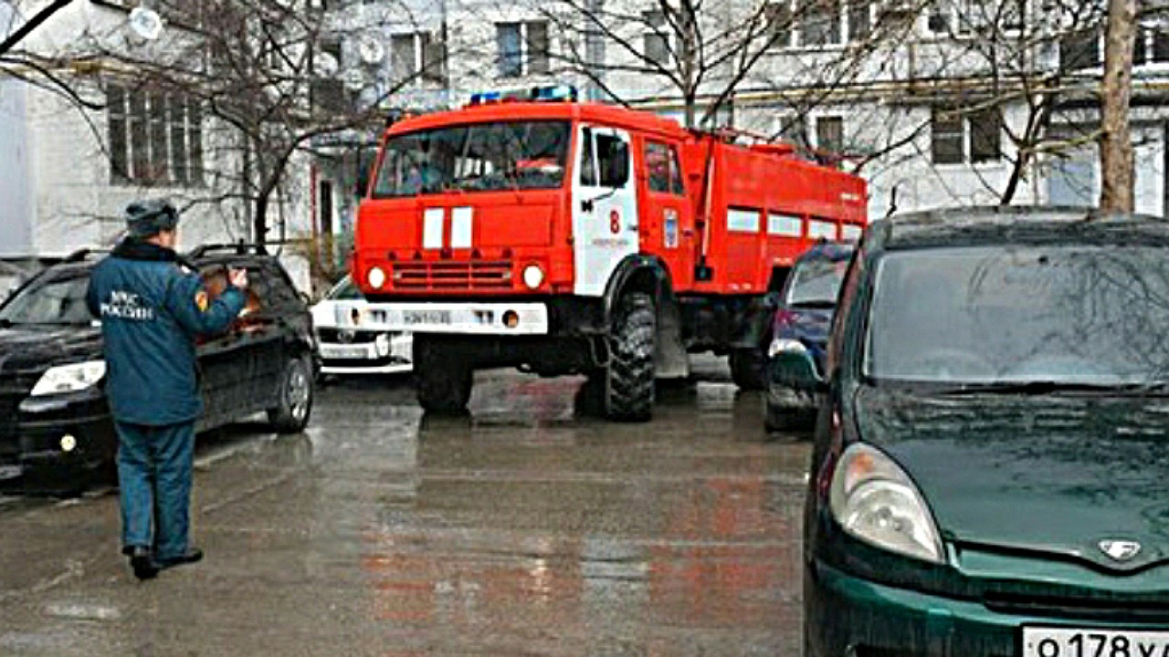 Сайт ленинского суда новороссийска. GJ;fhyfz DJ ldjht. Пожарная не может проехать во двор. Пожарные Новороссийск. Пожарная машина не может проехать во двор.