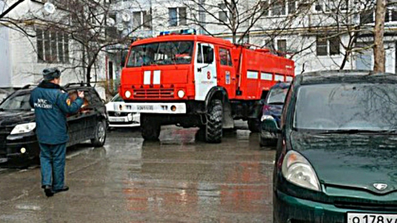 Чс в городе орск. GJ;fhyfz DJ ldjht. Пожарная не может проехать во двор. Пожарные Новороссийск. Пожарная машина не может проехать во двор.