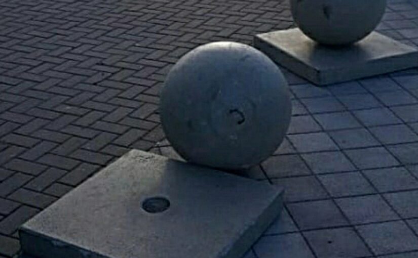 В Новороссийске на набережной регулярно сдвигают каменные шары