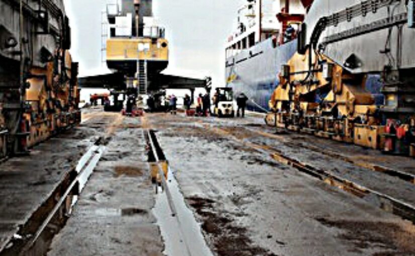 В порту Новороссийска во время погрузочных операций в море вылилась гидравлическая жидкость