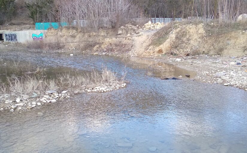 Полноводная река в Широкой балке несет весь мусор к морю