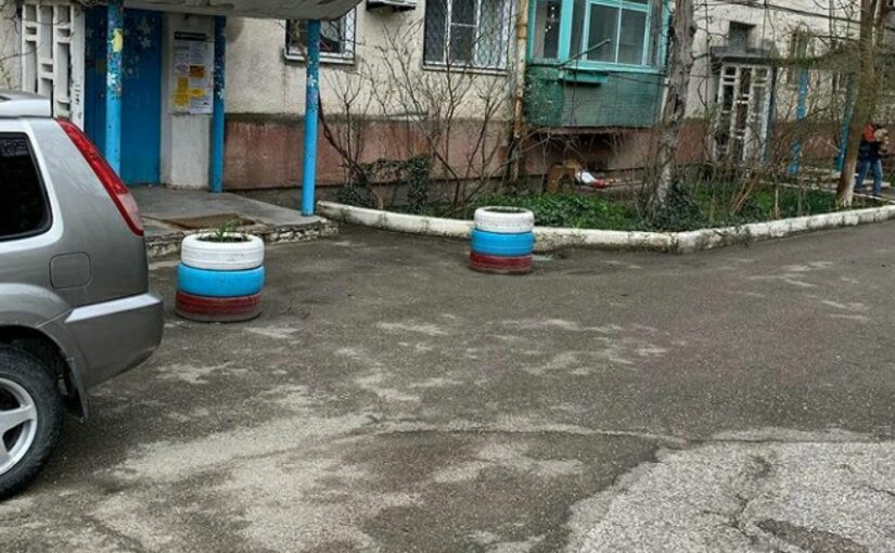В Новороссийске бэушными шинами в цветах российского флага «украсили» двор