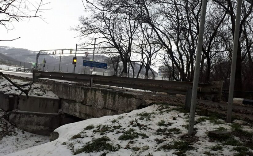 В Новороссийске на выезде на федеральную трассу обнаружен ничейный мост