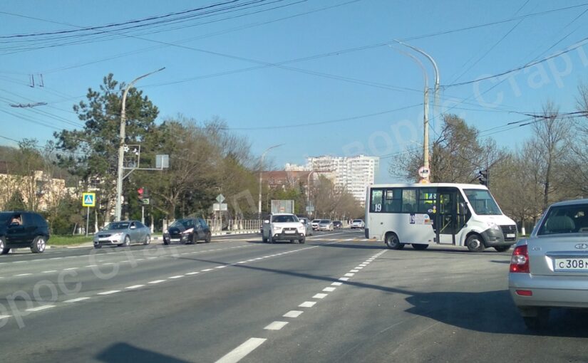 Два маршрутчика нарушили правила на одном и том же перекрестке Новороссийска: что им грозит?