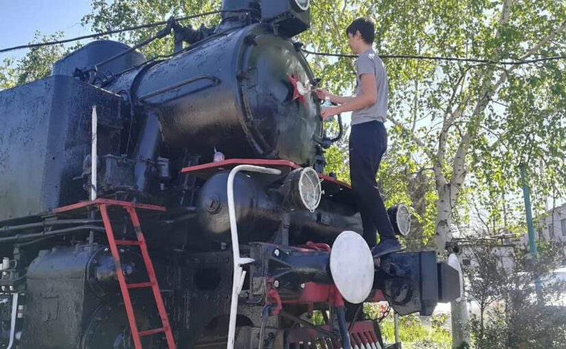Новороссийские студенты почистили 160-летний вагон при музее-паровозе
