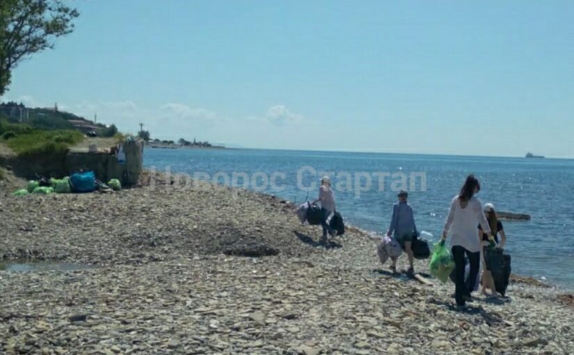Добровольцы взялись за уборку «дикого» пляжа в Широкой балке — до администрации трудно достучаться
