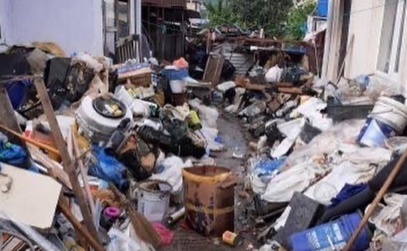 Житель Новороссийска превратил частный двор в мусорную свалку