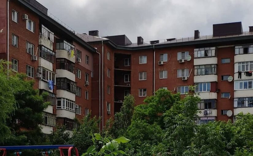 В Новороссийске потекший после капремонта дом подрядчик ремонтировать не хочет, жильцы – не имеют права