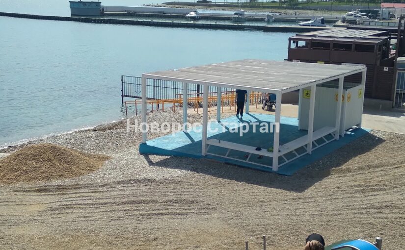 Возле ливневой канализации на центральном пляже Новороссийска официально разрешили отдыхать, а купаться лучше возле зоны для для инвалидов