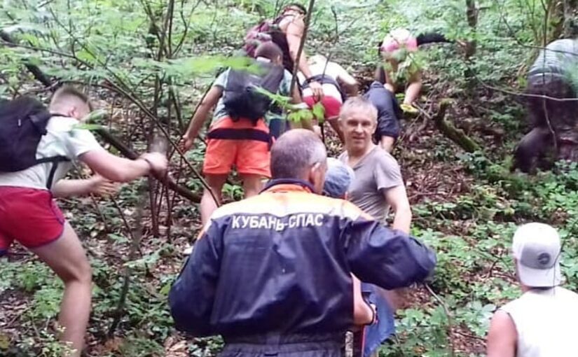В Геленджике спасли туристов, которых в плен взяла река