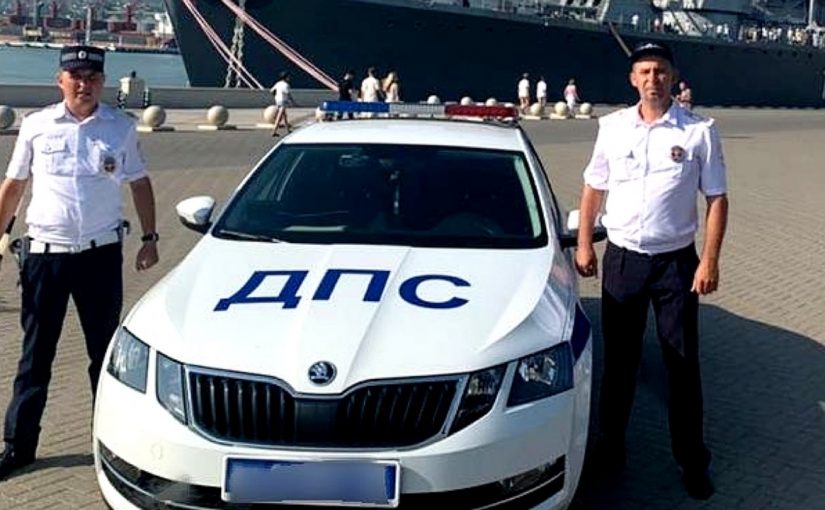 Полицейские Новороссийска доставили в больницу водителя, которому стало плохо