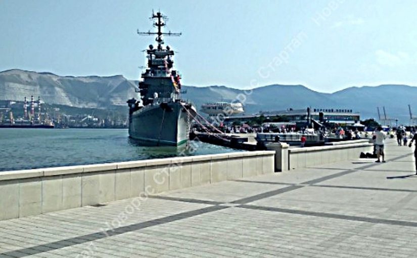 Экспонаты школьного Музея адмирала Лазарева оценили на крейсере «Михаил Кутузов»