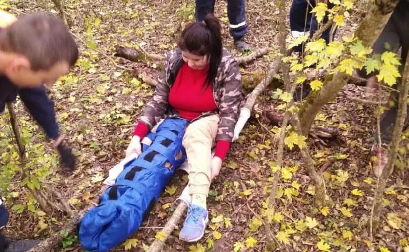 Спасатели Новороссийска несли полкилометра женщину с переломом ноги  по склону Маркотха