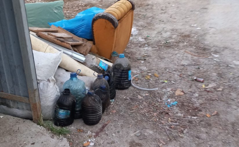 Новороссийцы нашли на мусорке неизвестную жидкость, выпили и отравились