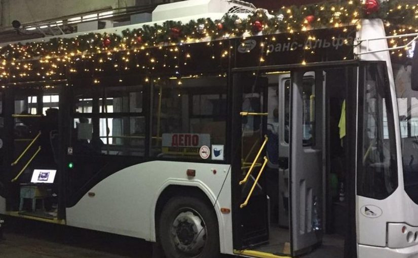 В Новороссийске к Новому году наряжают троллейбусы