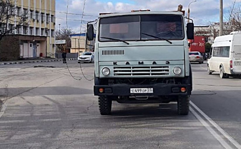 В Новороссийске грузовик порвал контактную сеть и «запер» троллейбус