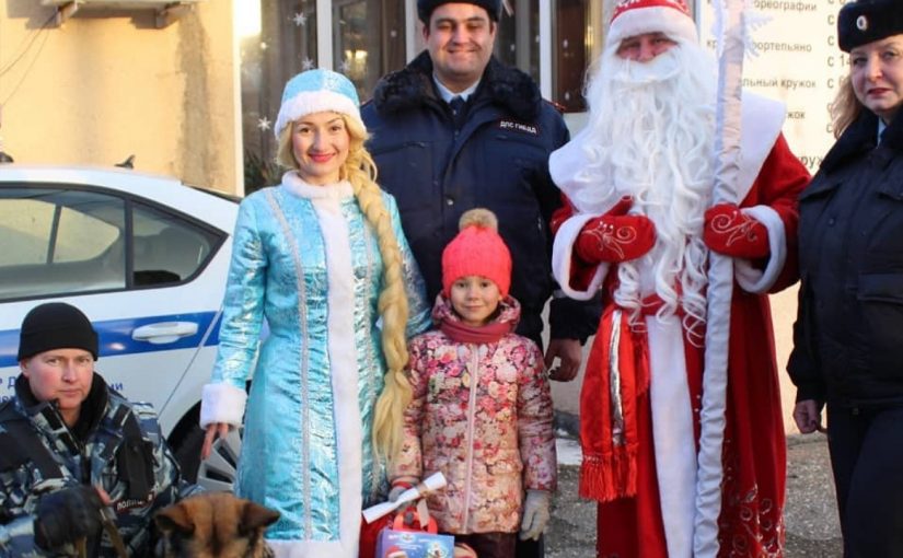 Полицейский Дед Мороз из Новороссийска пришел с собакой и подарками к девочке, пострадавшей при ДТП