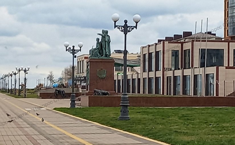 Памятник отцам-основателям в Новороссийске разрушается из-за «неправильного» грунта
