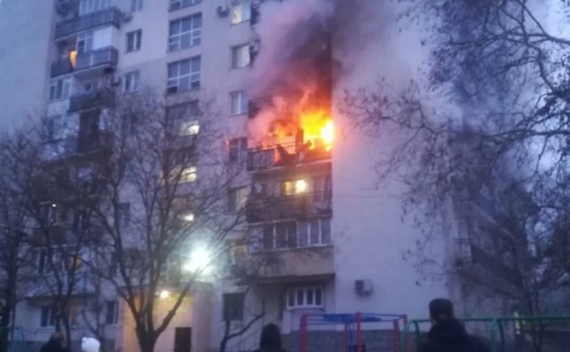 В Новороссийске тушат пожар в общежити на Видова