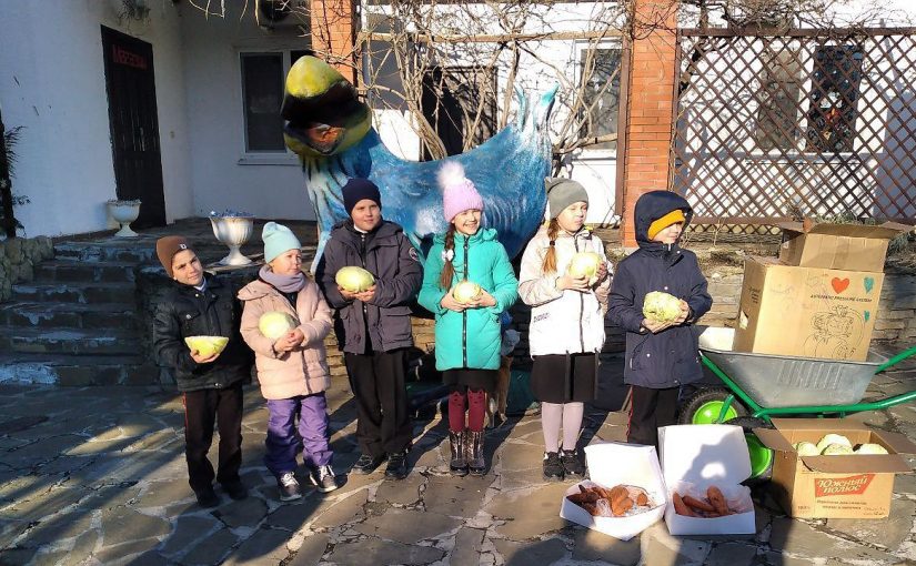 В зоопарк под Новороссийском пришли волонтеры с капустой