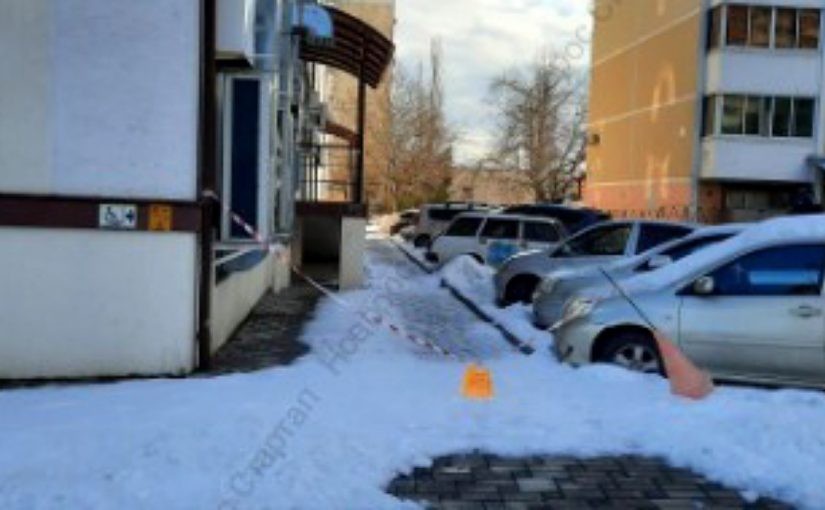 У Пенсионного фонда в Новороссийске закрыли проход, чтобы не чистить крышу от снега?