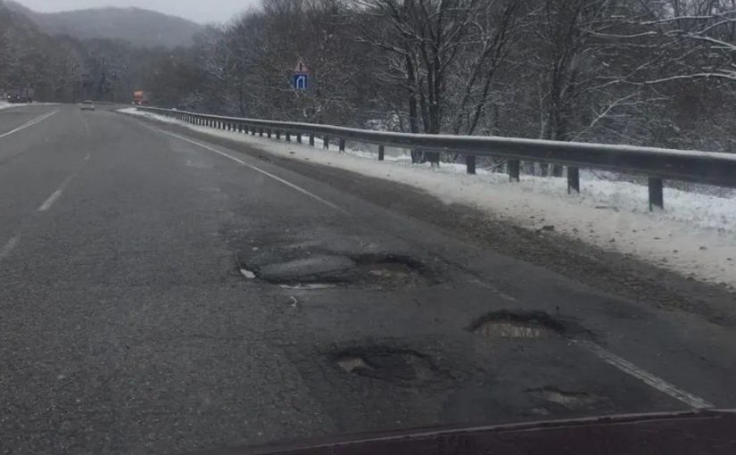 О ямах на дороге «Краснодар – Верхнебаканский» новороссийские полицейские составили 22 акта