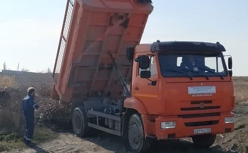 В Новороссийске КамАЗ привез ненужные елки на свалку, маскирующую канализацию
