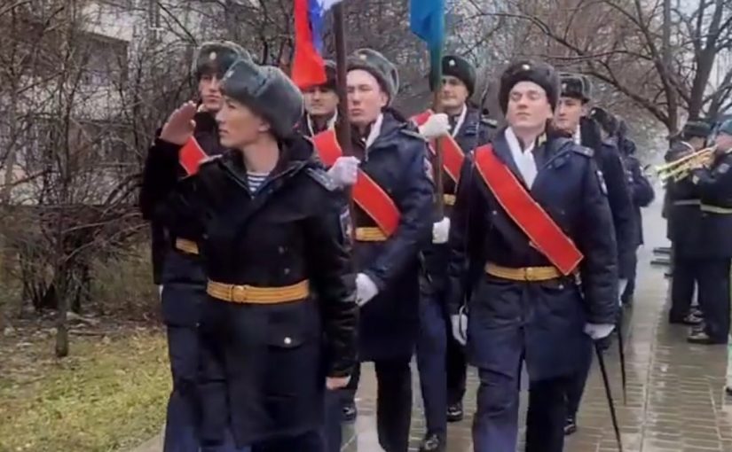 У домов защитников Новороссийска прошла рота Почетного караула