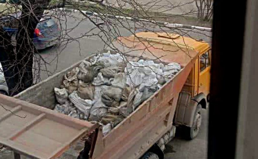 Из подвала многоэтажки в Новороссийске вывезли два десятка КамАЗов строительных отходов — жильцы боятся обрушения