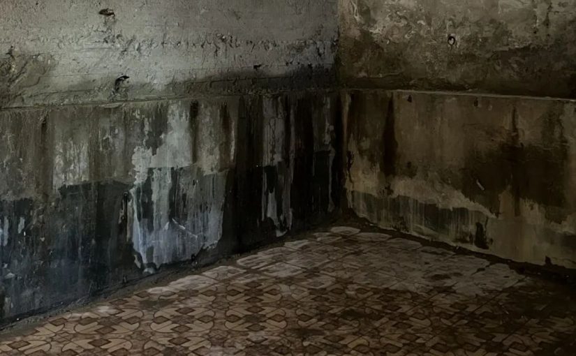 В подвале многоэтажки Новороссийска, откуда КамАЗами вывозили строительные отходы, таким образом борются с подтоплениями