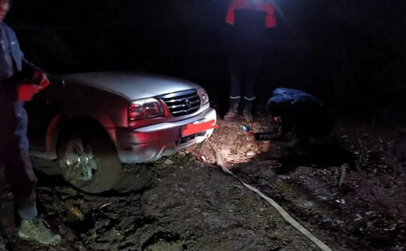 В Новороссийске автомобиль любителя пейзажей четыре часа вытаскивали с хребта с хребта