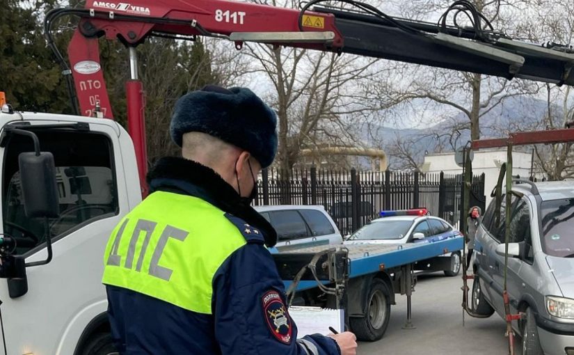 В Новороссийске начнут эвакуировать из дворов автомобили «мастеров парковки»