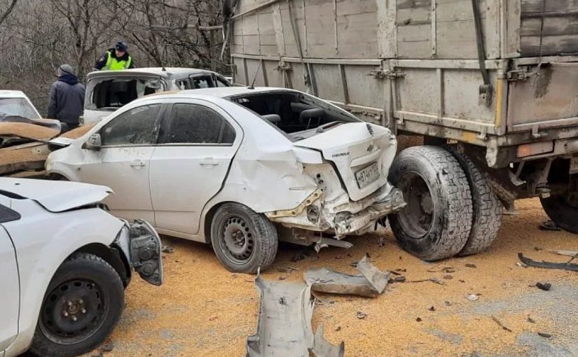 На Волчьих воротах в Новороссийске зерновоз столкнулся с 11 автомобилями