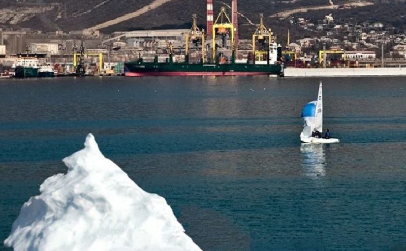 Из Цемесской бухты Новороссийска отбуксировали айсберг?
