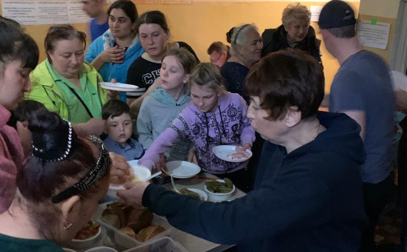 Новороссийцы передали беженцам из рук в руки продукты, белье и маленький самолетик