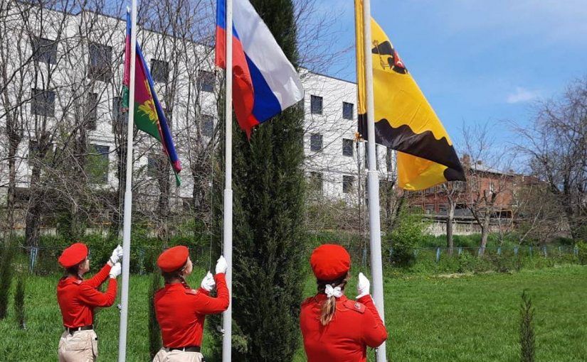В школах Новороссийска лучшие ученики будут поднимать флаги