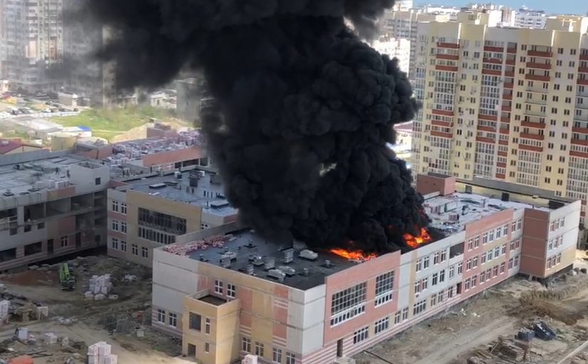 В Новороссийске загорелась строящаяся школа (видео)