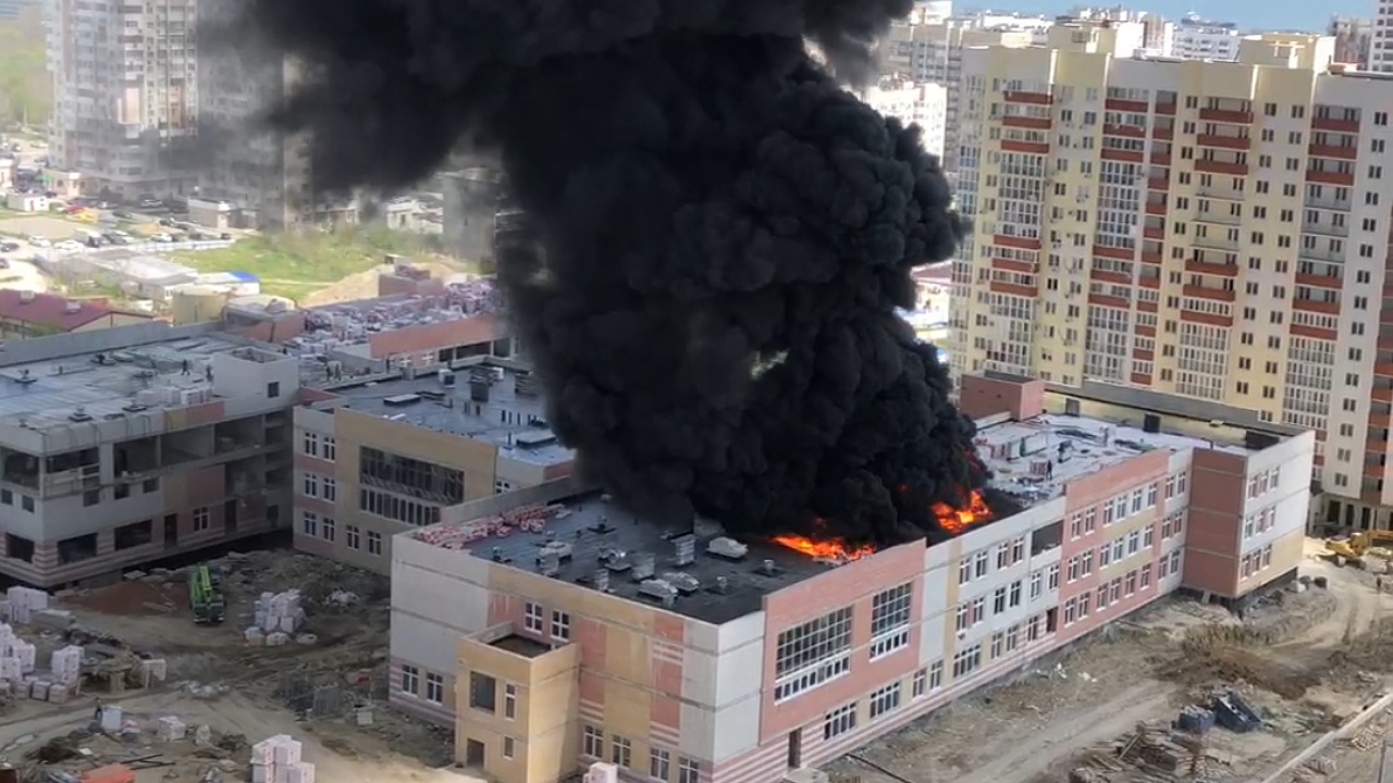 В Новороссийске загорелась строящаяся школа (видео) | Новорос Стартап