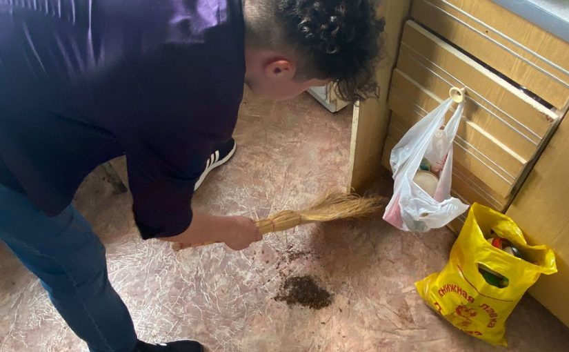 Волонтеры Новороссийска победили сотни тысяч тараканов в доме двух пенсионеров