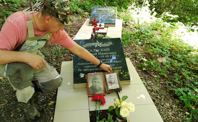 На могилах партизан под Новороссийском установили их портреты из керамики
