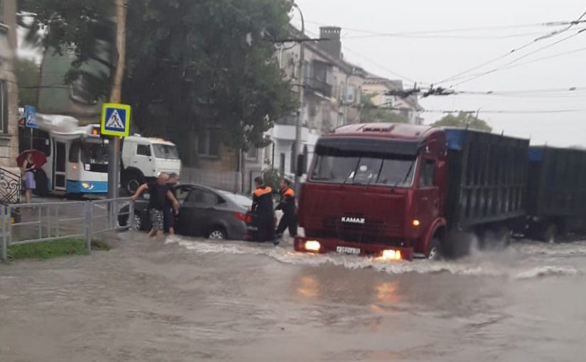 В Новороссийске после ливня затопило улицы Восточного района