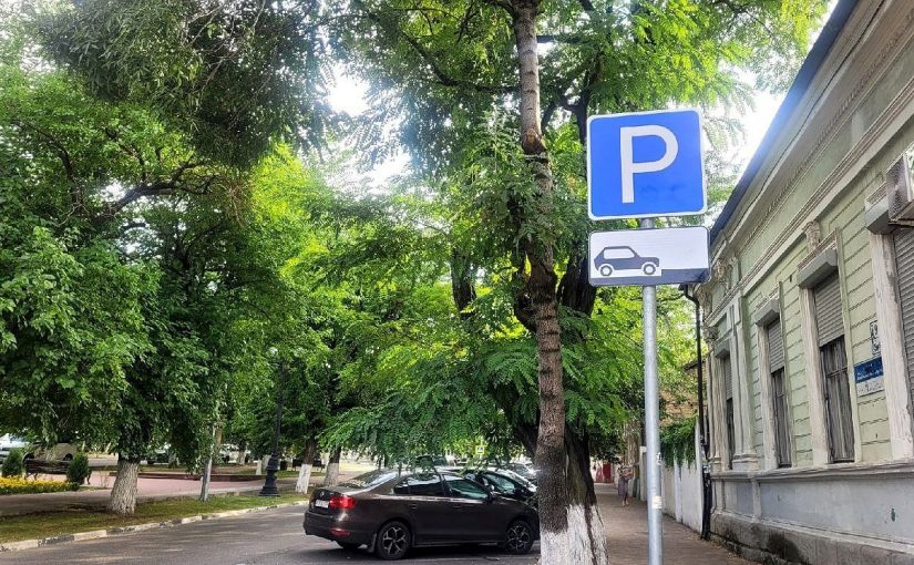 Платная парковка на центральной улице Новороссийска стала бесплатной — она нерентабельна