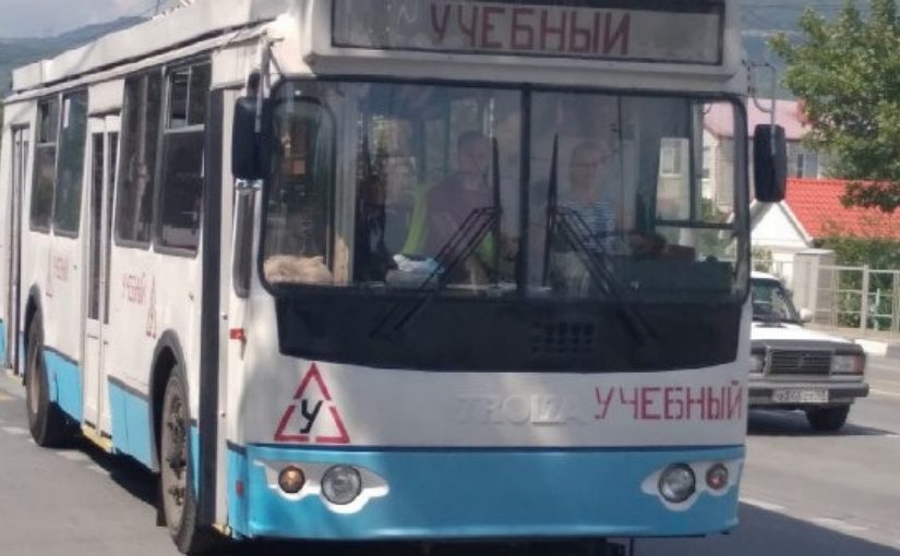 На дорогах Новороссийска появился учебный троллейбус