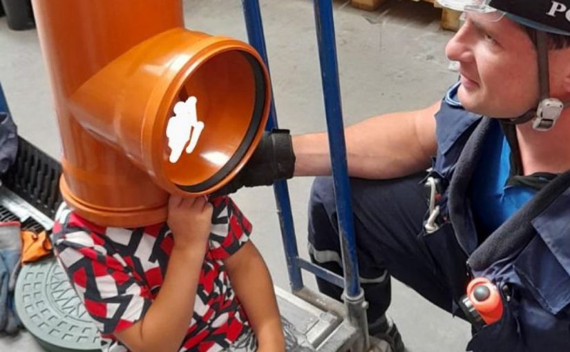 Спасатели Новороссийска помогли ребенку, надевшему на голову трубу