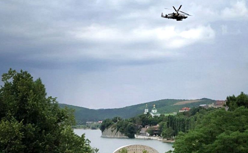 Жителям Абрау-Дюрсо объяснили, почему военные вертолеты летают низко