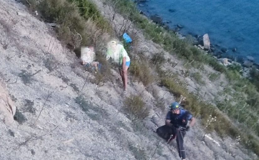 Отец с сыном решили спуститься по скалам на берег в Широкой балке и застряли на склоне