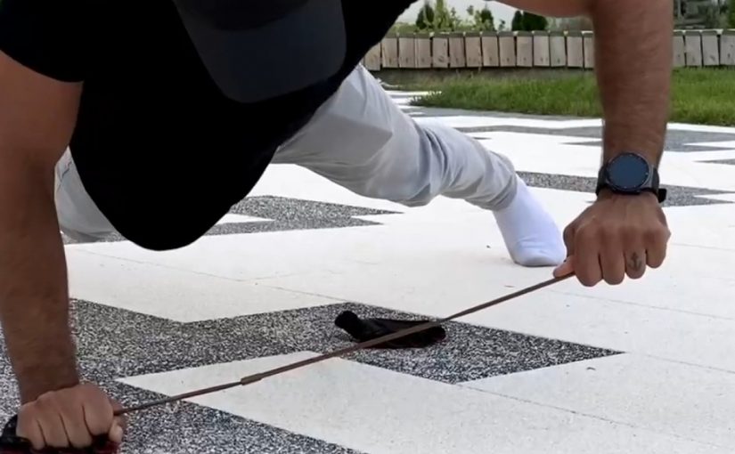 Курсант из новороссийского Морского университета отжимается, опираясь на палочки для роллов (видео)