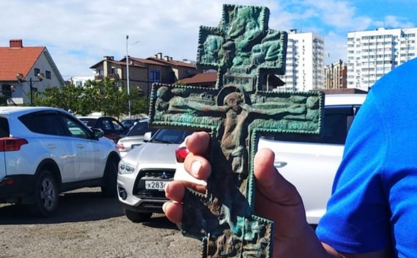 Может ли  крест, найденный в Суджукской лагуне Новороссийска, быть связан с расстрелом монахов?